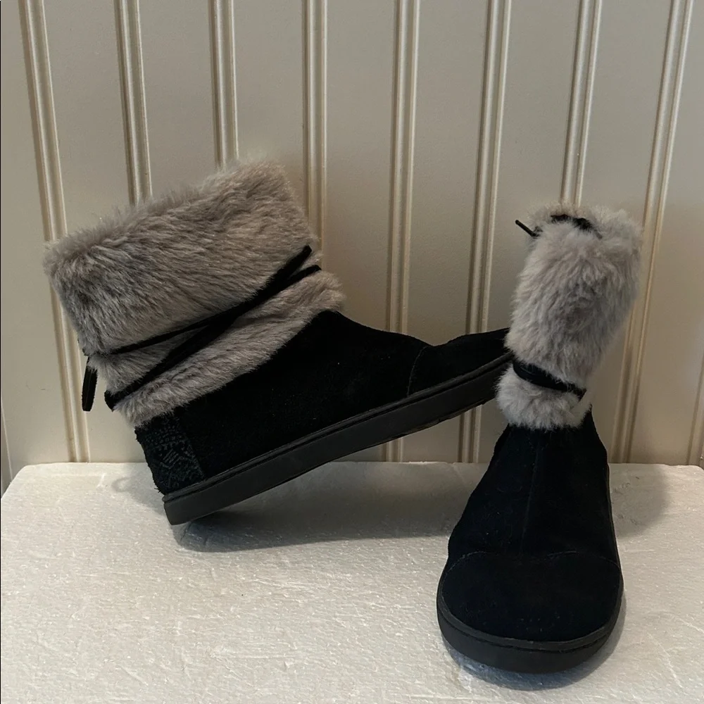 Toms kids Suede Nepal Eskimo style Faux Fur Boots ZipUp wrap around cord Size 2
